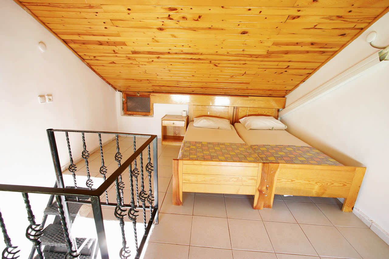 Sovealkove i en 2-romsleilighet i to etasjer