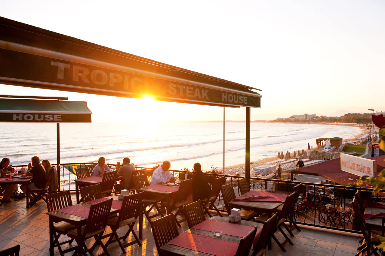 À la carte-restaurant med utsikt over havet. For gjester som har bestilt enkel All Inclusive