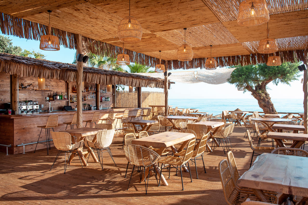 Hotellets à la carte-restaurant ved stranden