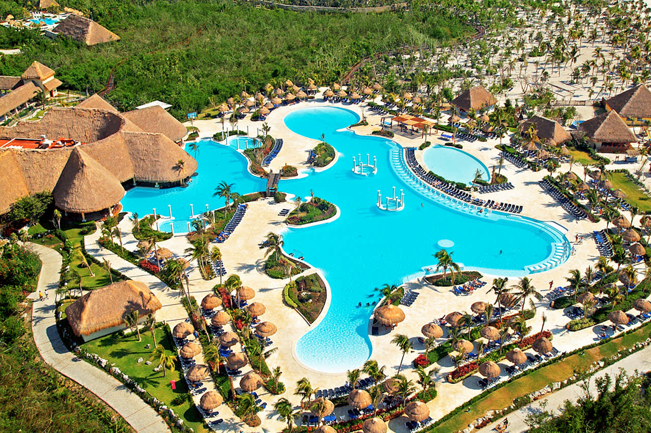 På Grand Palladium Colonial White Sand Resort & Spa kan du nyte de store og herlige bassengområdene