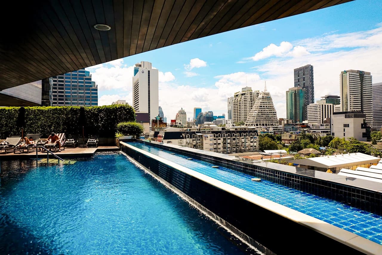 Hotellets bassengområde med enestående utsikt over Bangkok