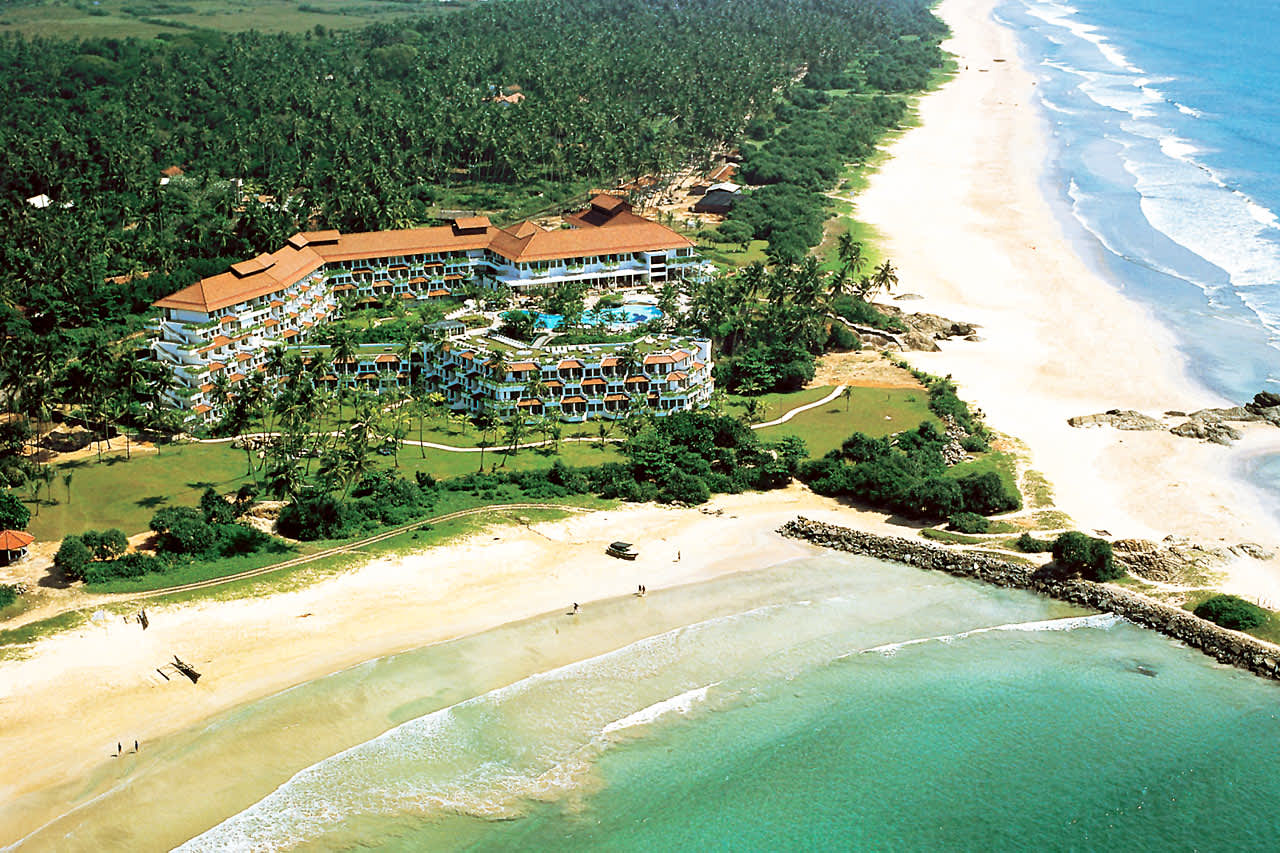 Stranden og Det indiske hav ligger rett utenfor hotellområdet