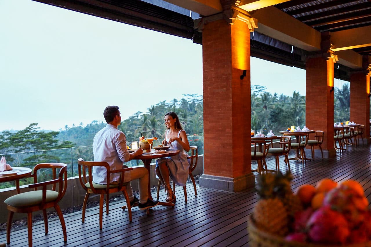 Hotellets à la carte-restaurant med internasjonal, asiatisk og indonesisk mat