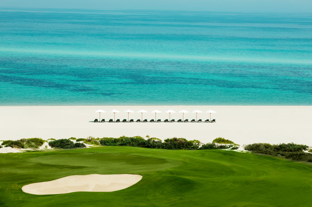 Golfbanen har vakker beliggenhet ved stranden og havet
