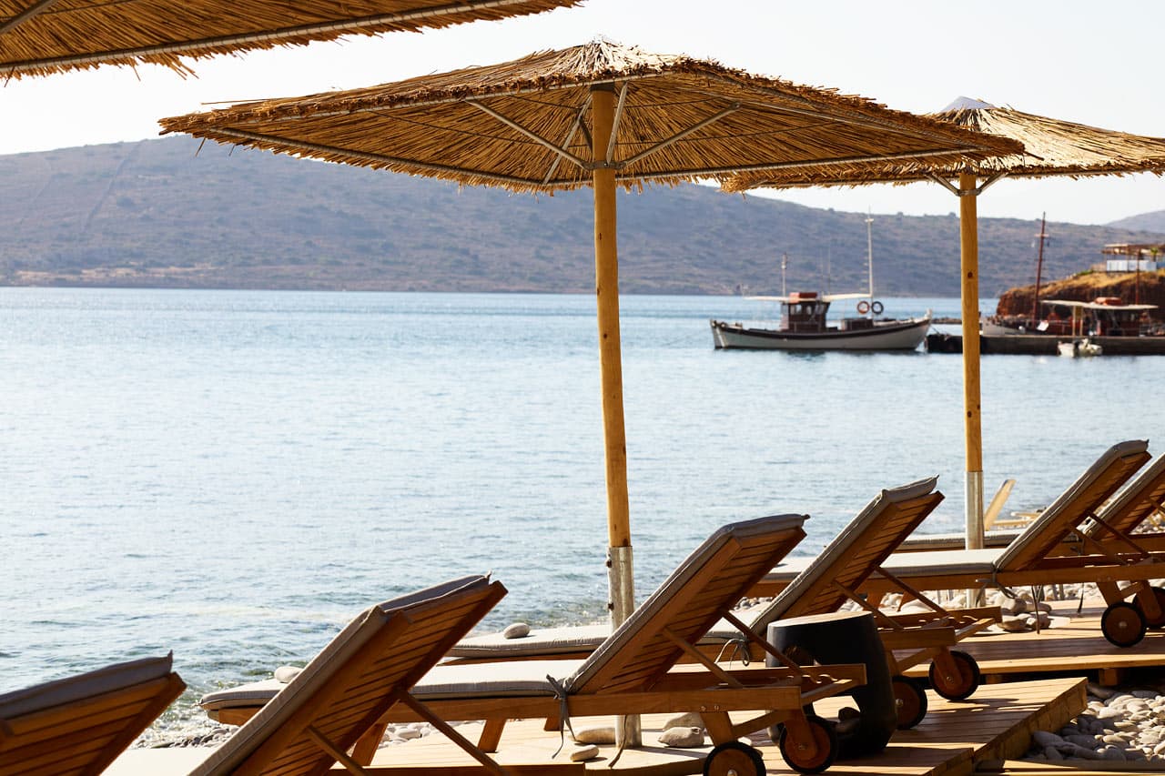 Hotellets taverna på stranden har gratis solsenger til sine gjester