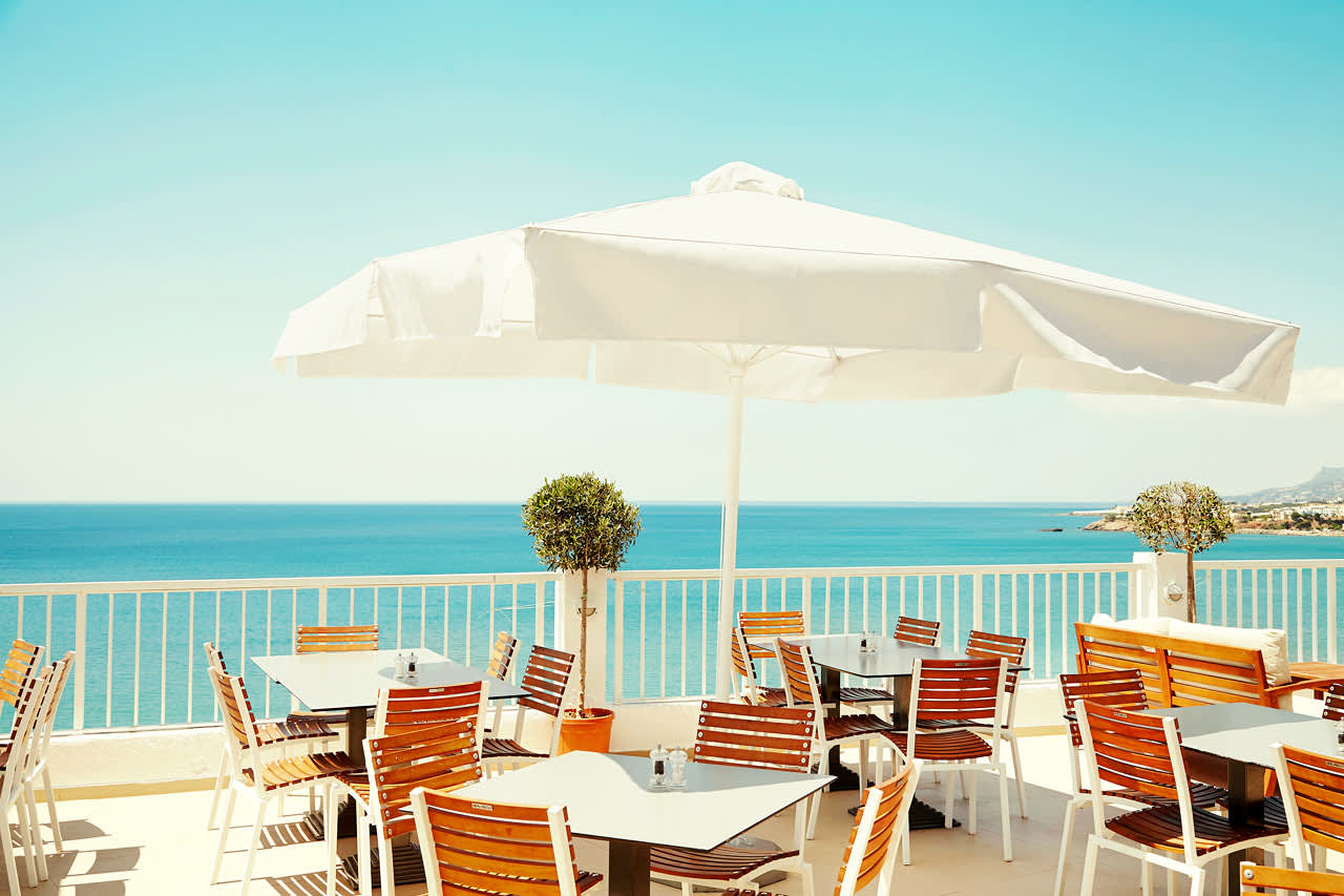 På bufférestaurantens herlige terrasse nyter du både god mat og vakker utsikt.