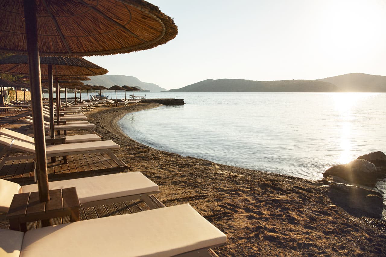Hotellet tilbyr gjestene gratis solselger på stranden