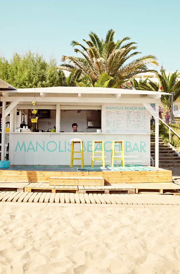 Lunsj på stranden? Manolis Beach Bar tilbyr kalde forfriskninger og enkle lunsjretter.