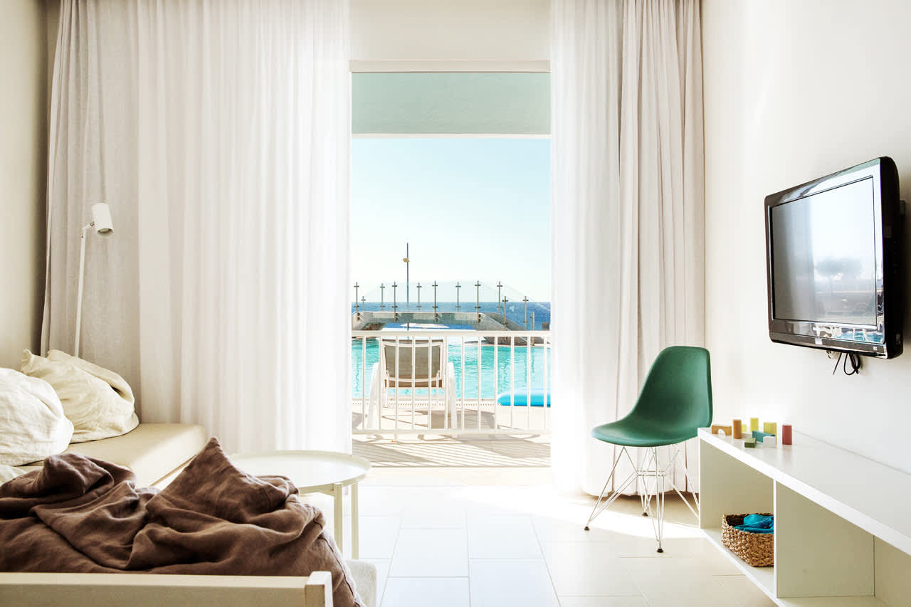 2-roms Club Suite, terrasse med havutsikt og direkte utgang til hotellets basseng