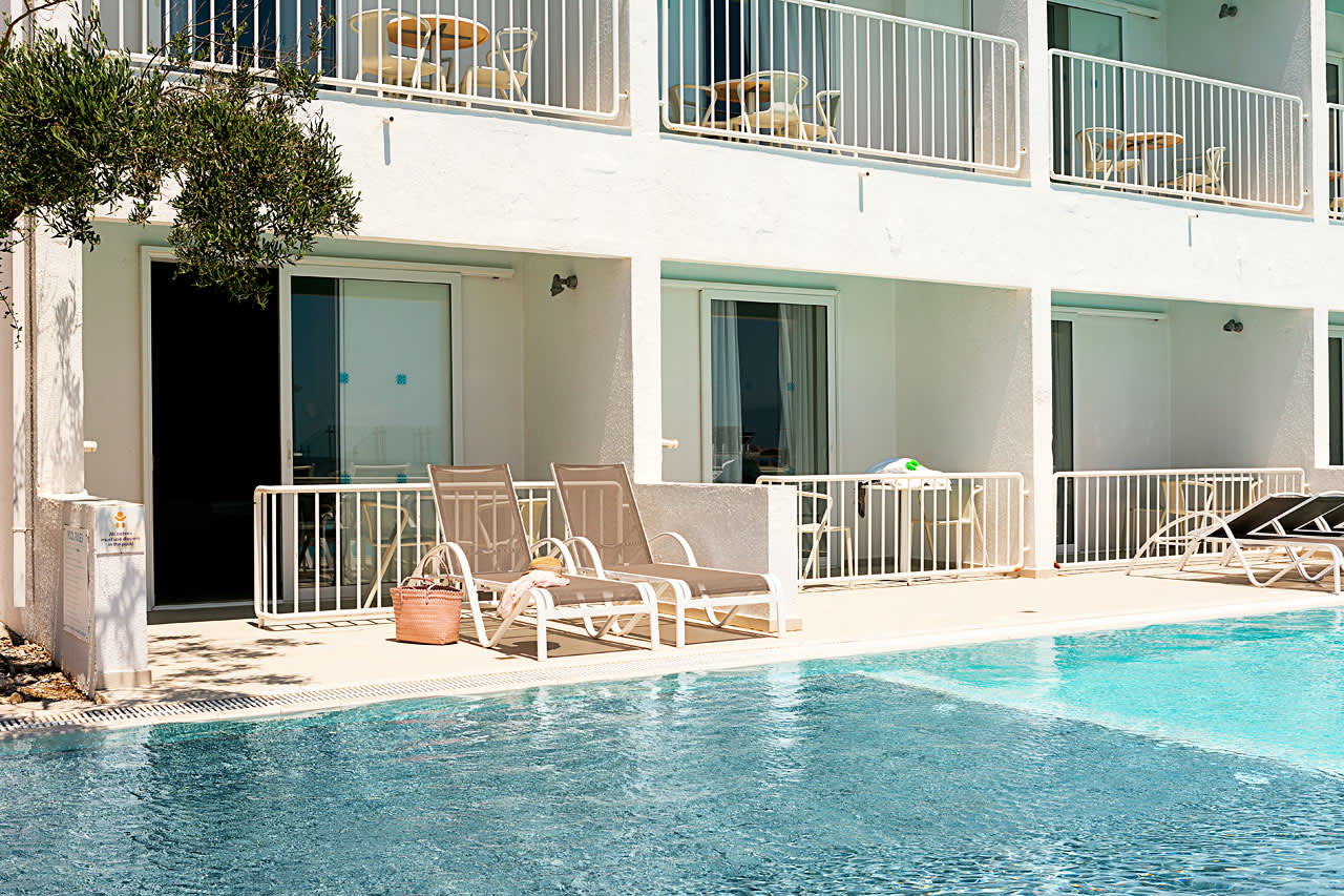 1-roms Compact Pool Suite, terrasse med havutsikt og direkte utgang til bassenget
