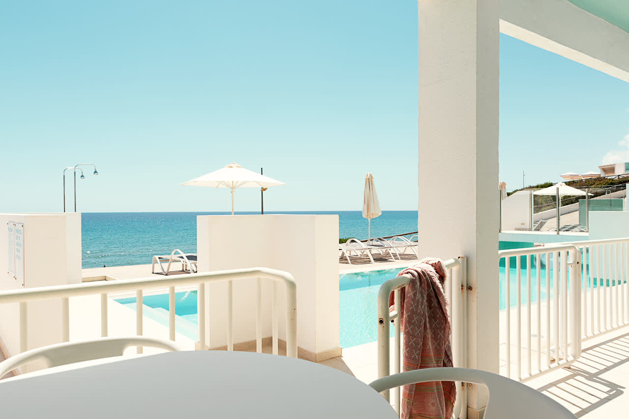 2-roms Club House Pool Suite, terrasse med havutsikt, nærmest havet og med direkte utgang til privat, delt basseng