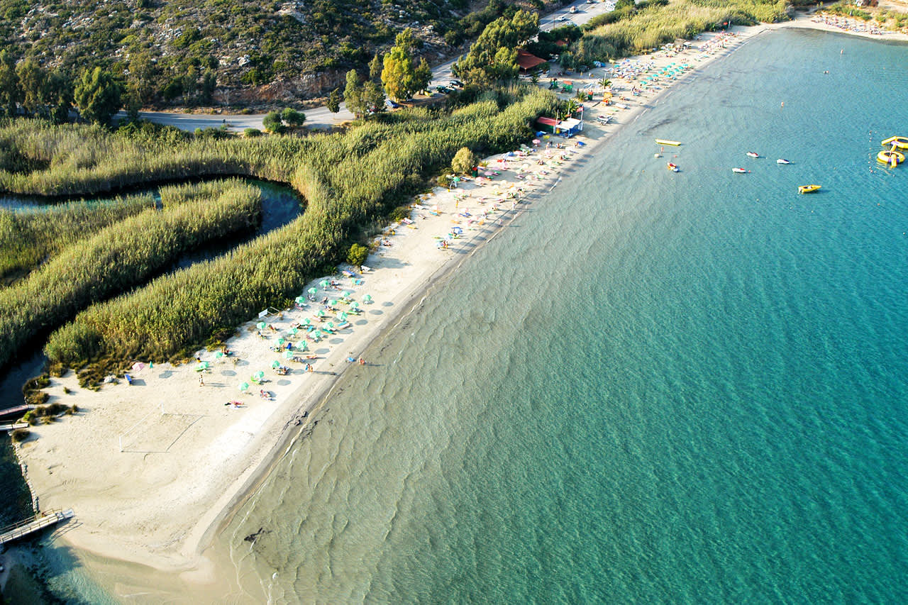 Almyros Beach ligger ca. 300 meter fra hotellet