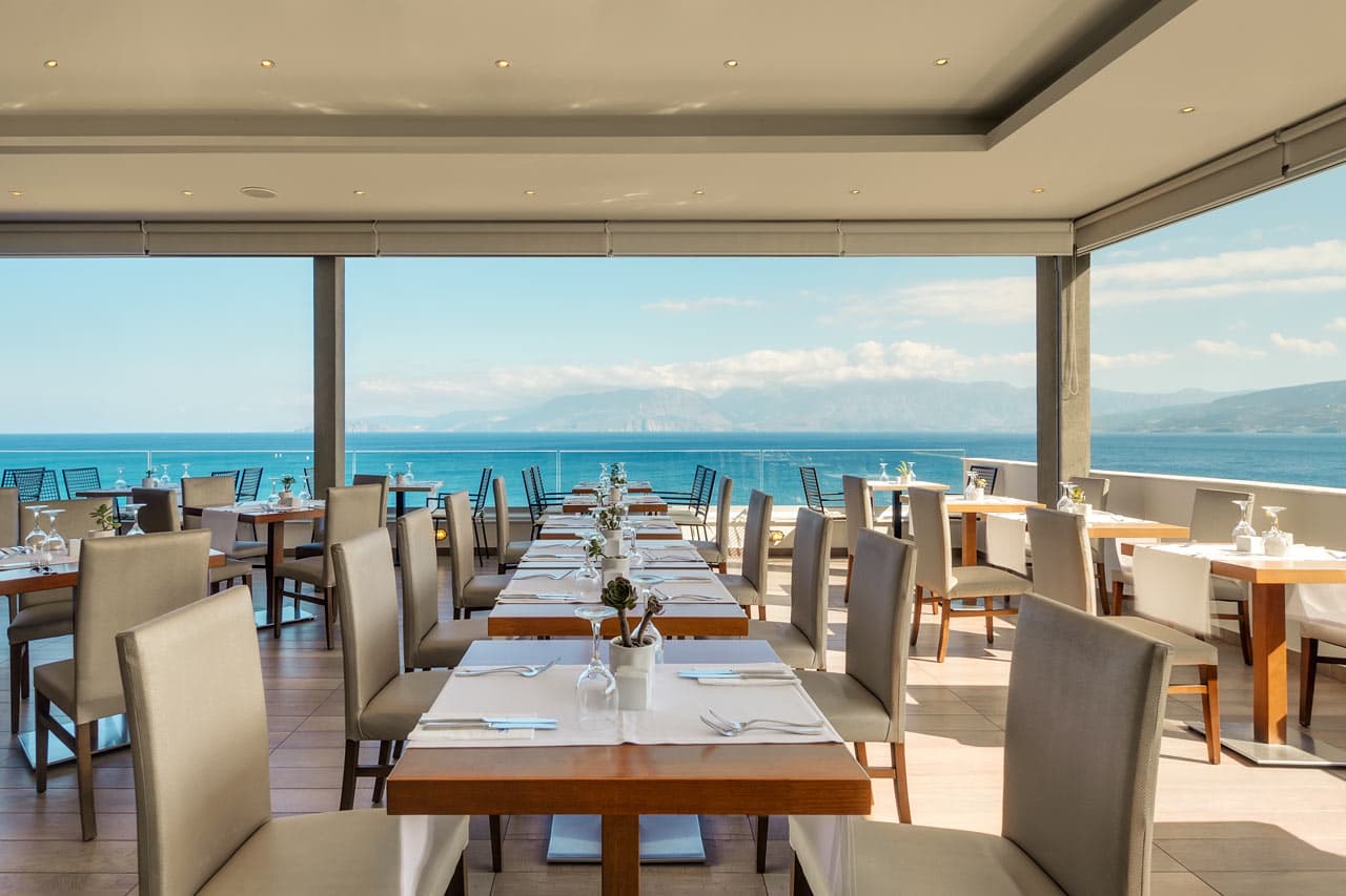 I hotellets bufférestaurant kan du nyte god mat med herlig utsikt over havet