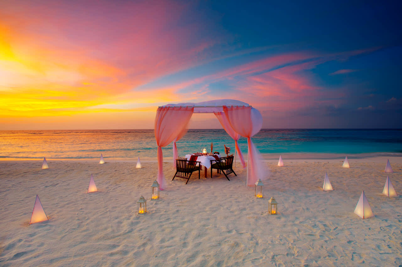 På hotellet kan du bestille en romantisk middag for to på stranden