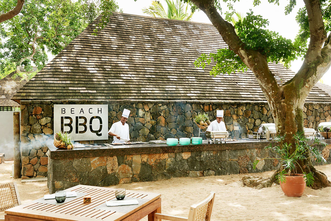 Bufférestaurant på stranden, med grillretter