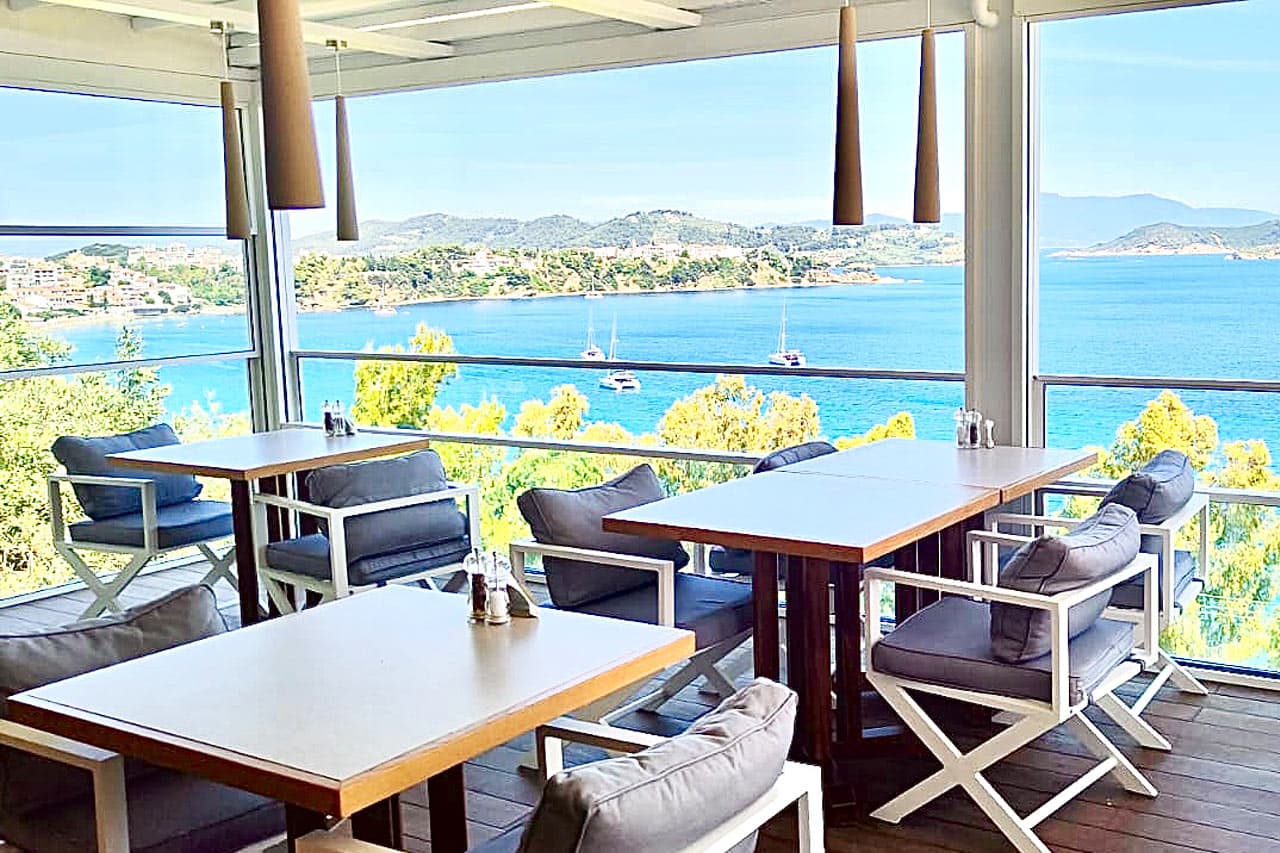 Hotellet har en hyggelig restaurant med utsikt over havet