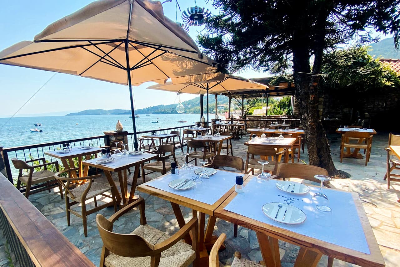 Hotellets à la carte-restaurant med gresk kjøkken og over 100 viner å velge mellom