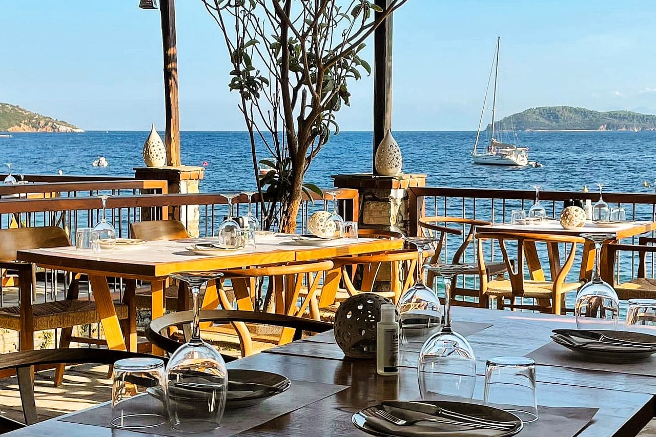 Nyt vakker utsikt og utsøkt mat i hotellets populære à la carte-restaurant