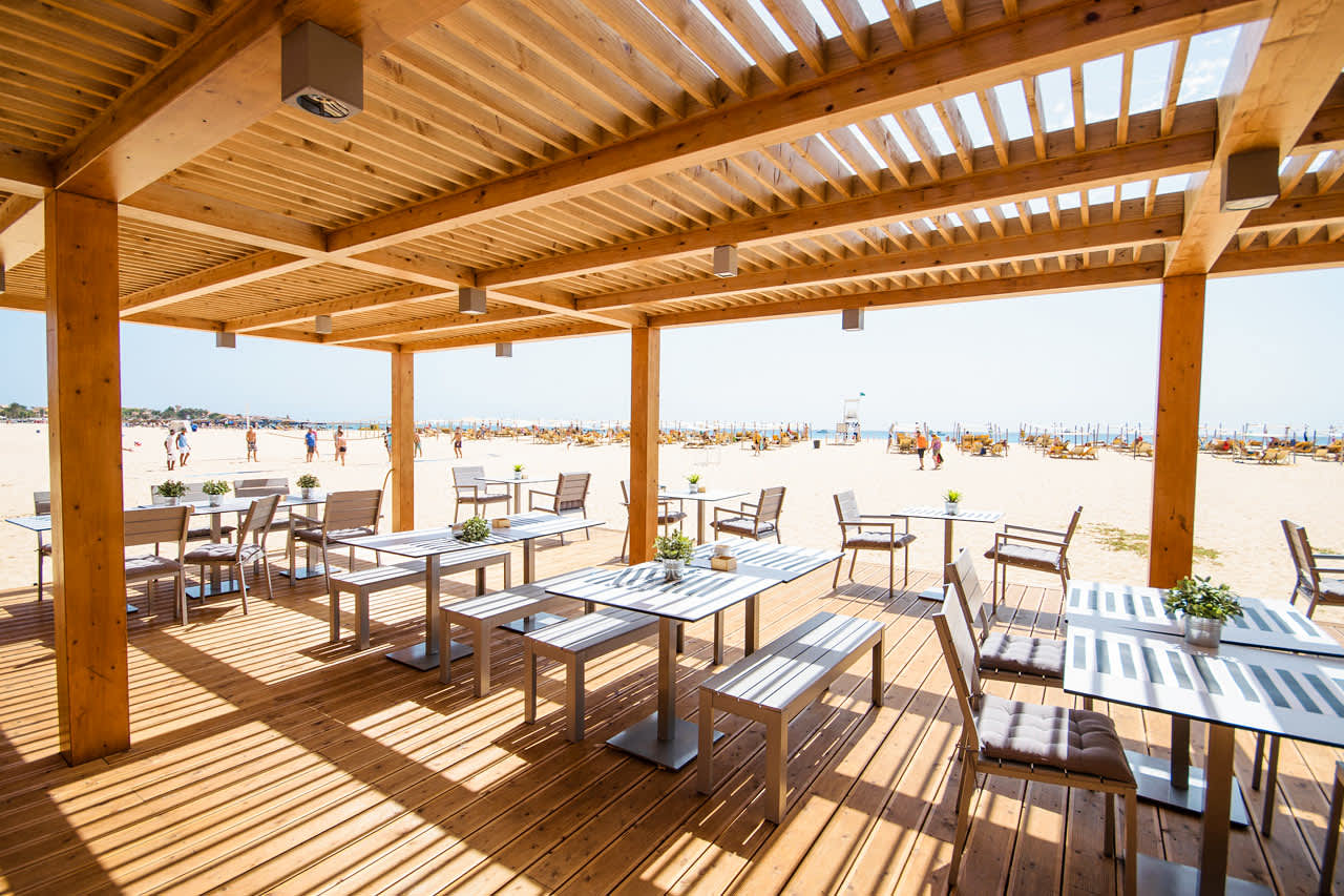 I hotellets kombinerte strandbar og à la carte-restaurant kan du spise både lunsj og middag