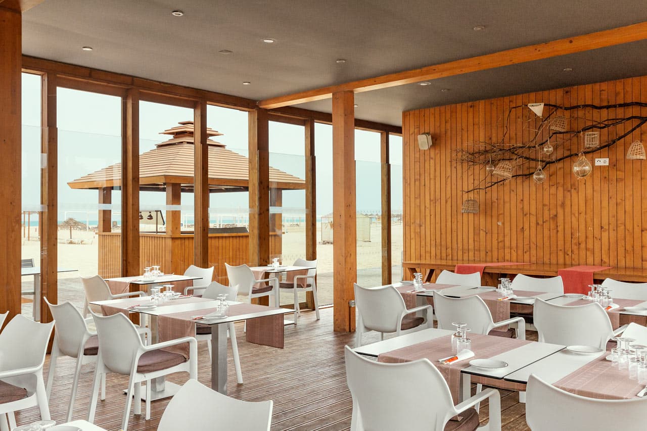 I hotellets kombinerte strandbar/à la carte-restaurant kan du avslutte dagen med en barbeque-middag