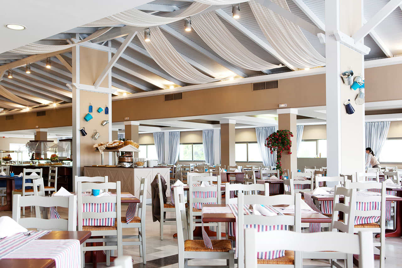 Atrium Greek Restaurant serverer greske spesialiteter i bufféen