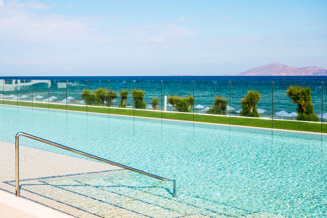 Infinitybassenget byr på vakker utsikt over Egeerhavet