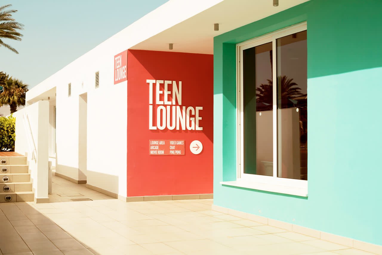 Alle ungdommer er velkommen til Teen Lounge for å ta en pause fra sol, strand, foreldre og småbarn.