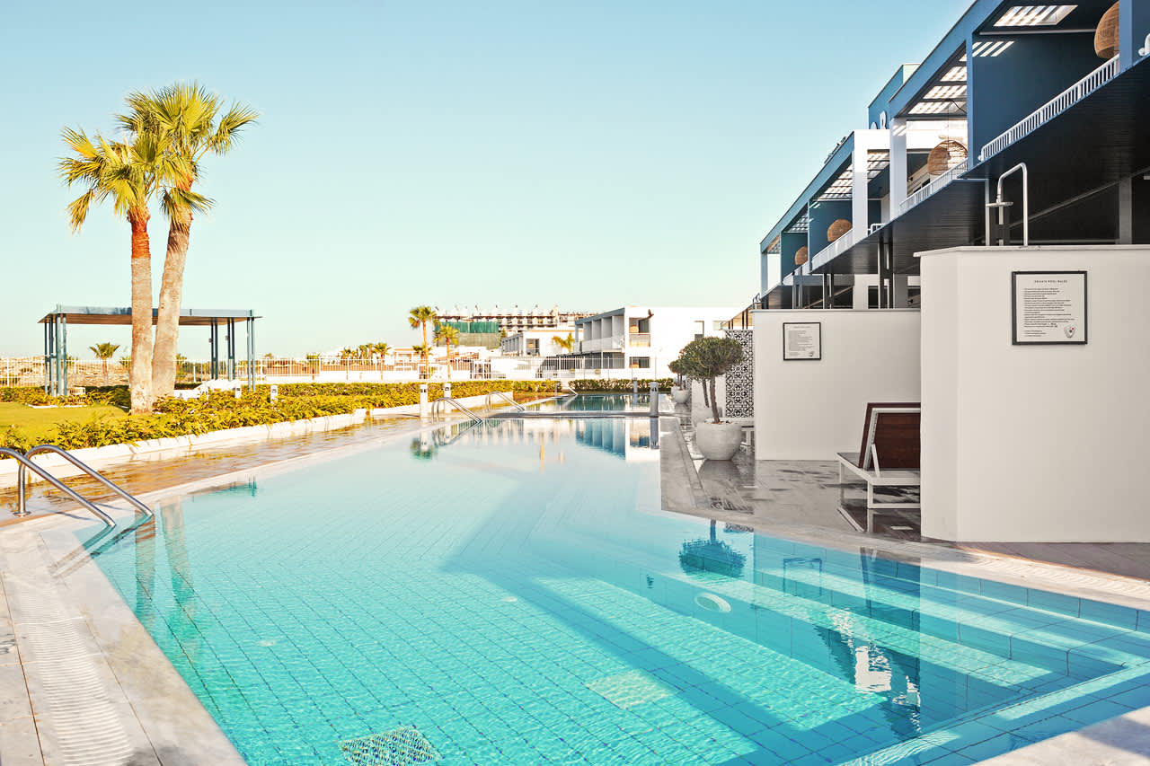 2-roms CLUB POOL SUITE med stor terrasse mot havet, direkte utgang til privat, delt basseng