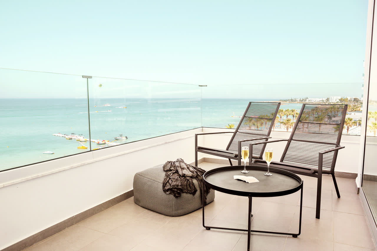 Prime Lounge Suite 1 rom med stor balkong med havutsikt