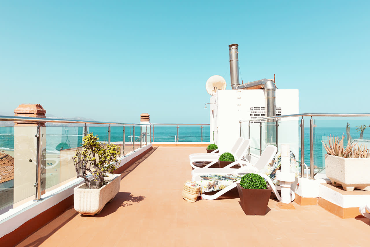 Hotellets solterrasse med utsikt over havet