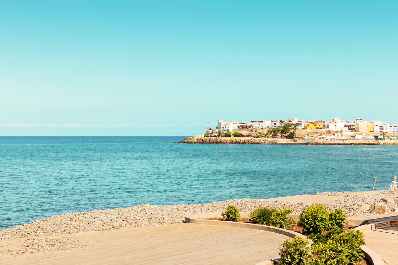 Du kan gå langs strandpromenaden til Arguineguín på ca.15 minutter
