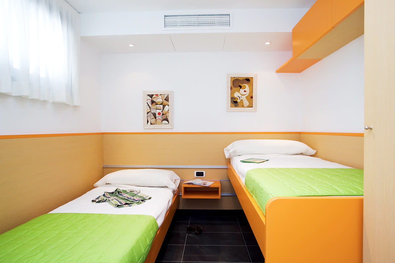 Ett av soverommene i en 3-romsleilighet med to ordinære senger