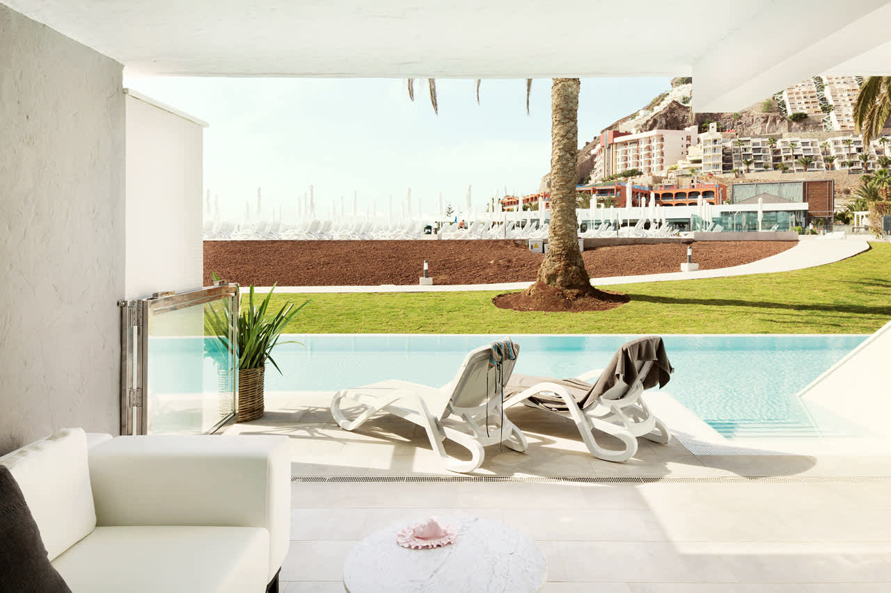 3-roms Club Pool Suite med inngjerdet terrasse og direkte utgang til privat, delt basseng