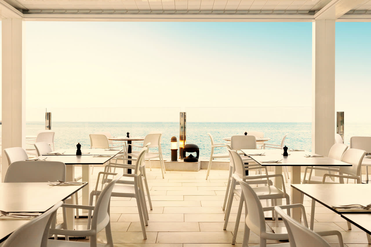 I hotellets restaurant kan du nyte god mat med fin utsikt over havet