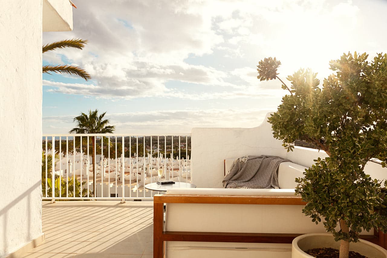 Alle Prime Lounge Suites har stor balkong med utemøbler og solsenger.