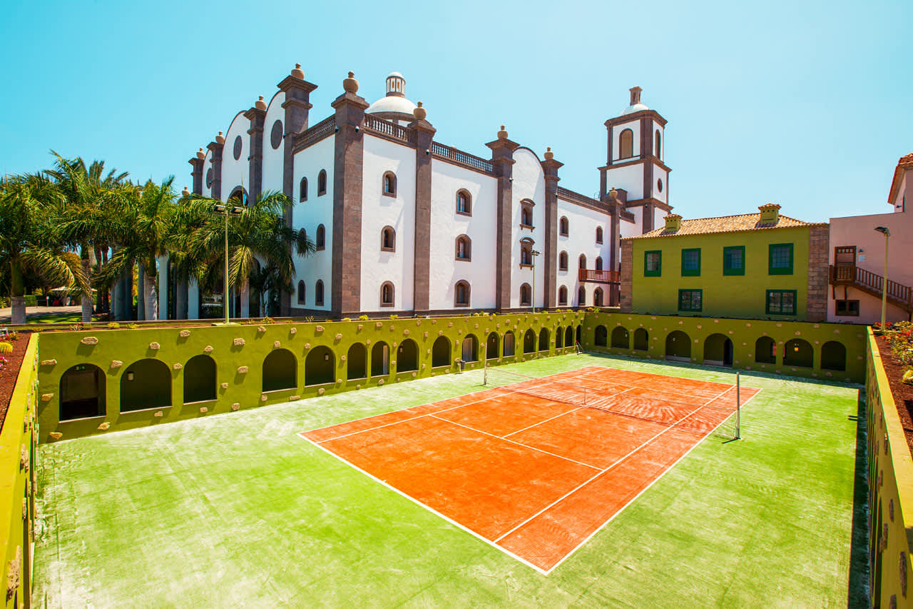 Hotellets tennisbane kan benyttes mot betaling