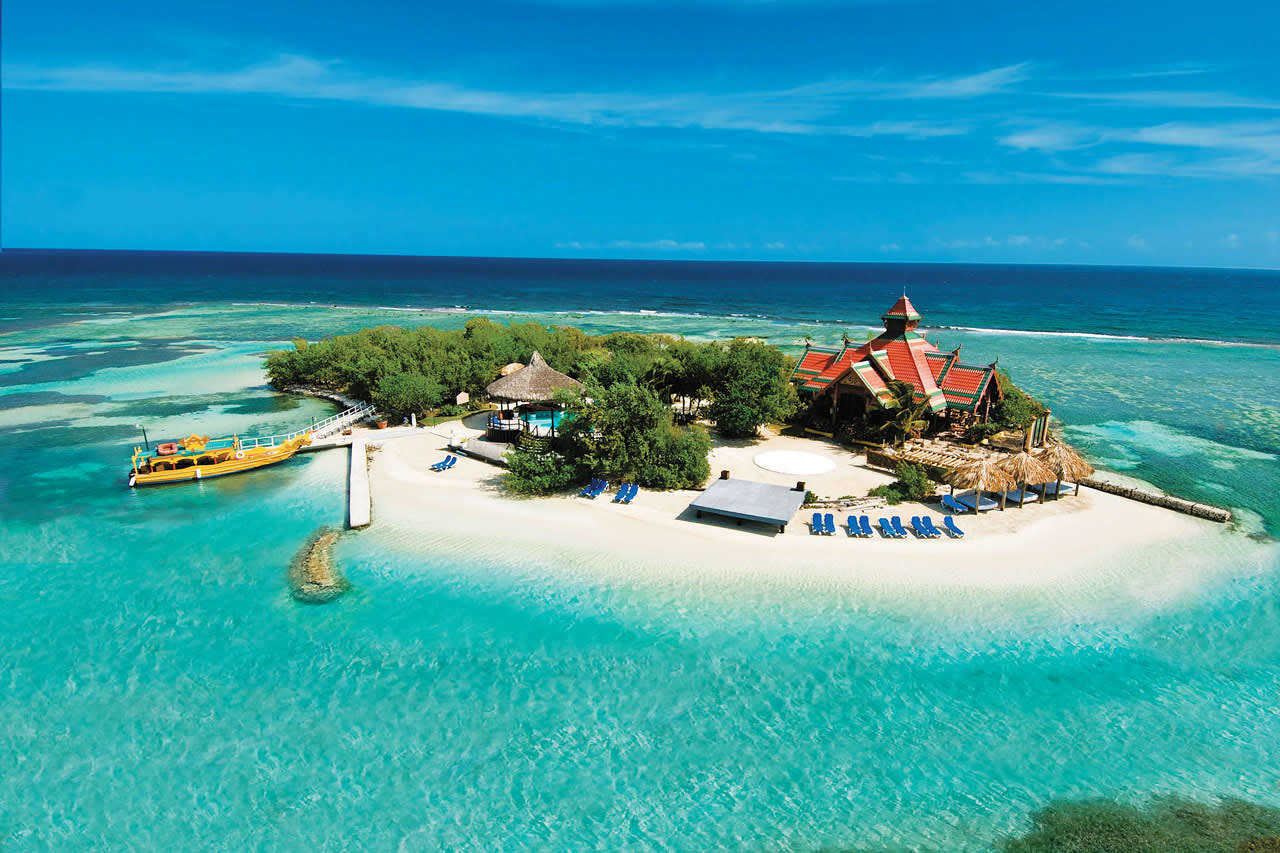Hotellets egen øy med basseng, solsenger og restaurant