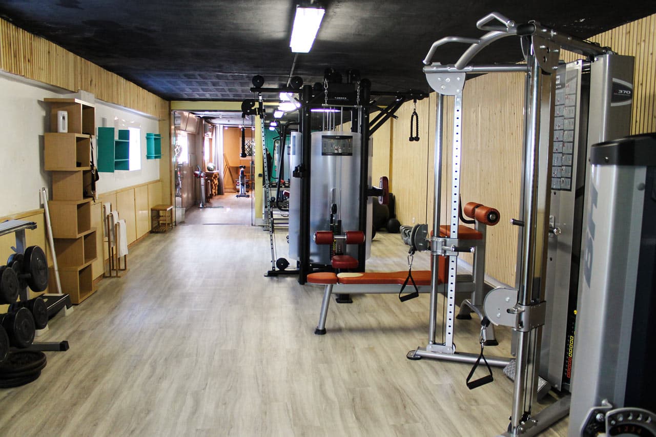 Hotellets treningsstudio har både maskiner og vekter