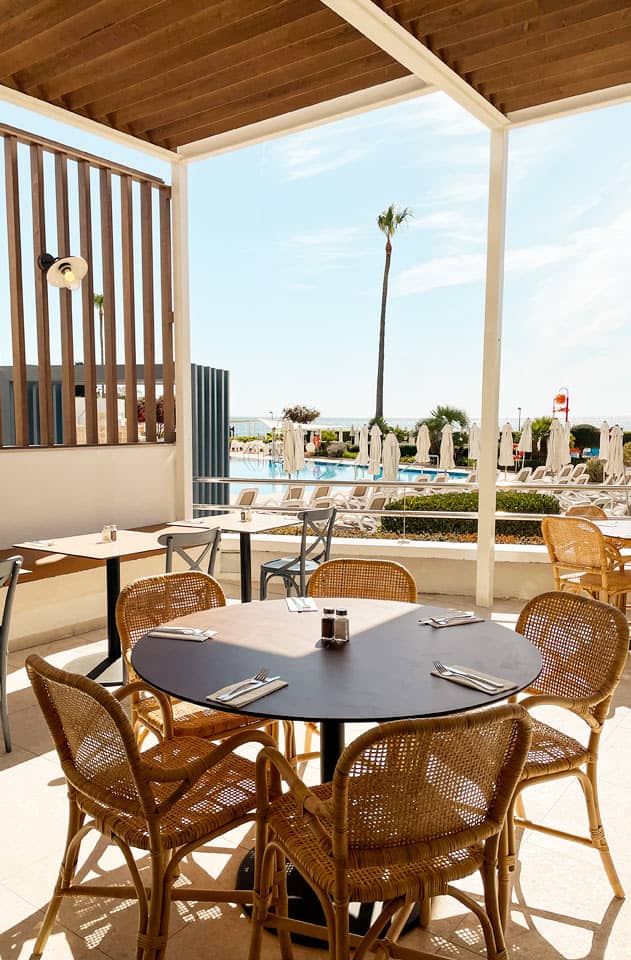På Sunwing Cala Bona Seafront kan du nyte god mat i stilfulle omgivelser