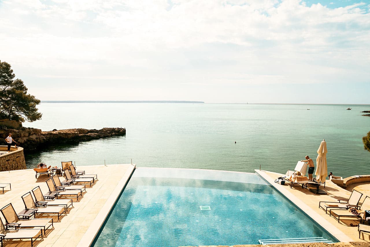 Hotellets infinitybasseng med utsikt over havet