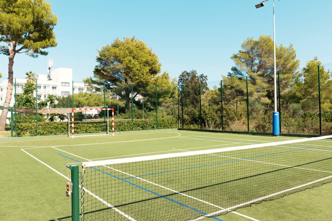 På den fine tennisbanen på Sunprime Pollensa Bay kan du utfordre reisefølget ditt til en tennismatch