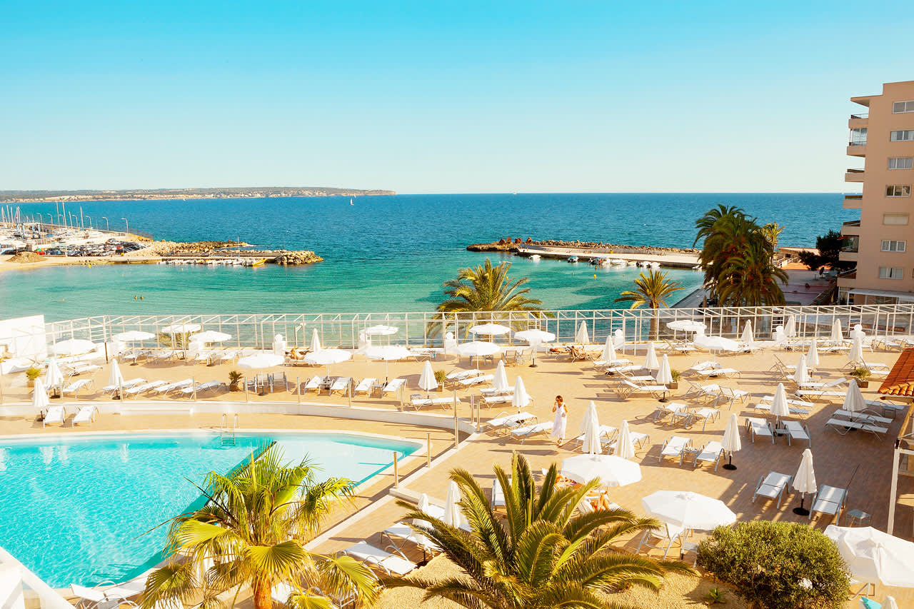 Fra hotellets herlige bassengområde har du fin utsikt over Middelhavet