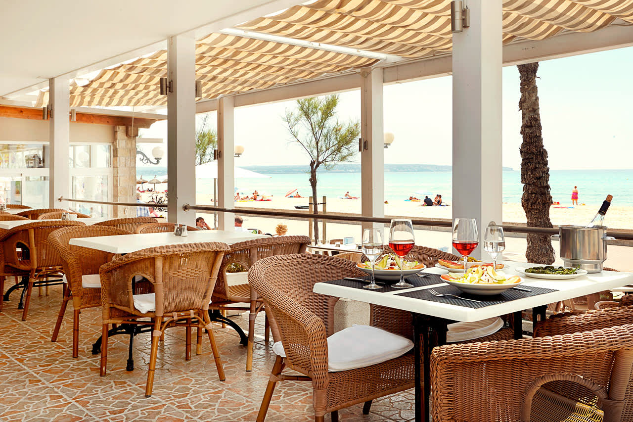 Restauranten ligger rett ved Playa del Palmas populære strandpromenade.