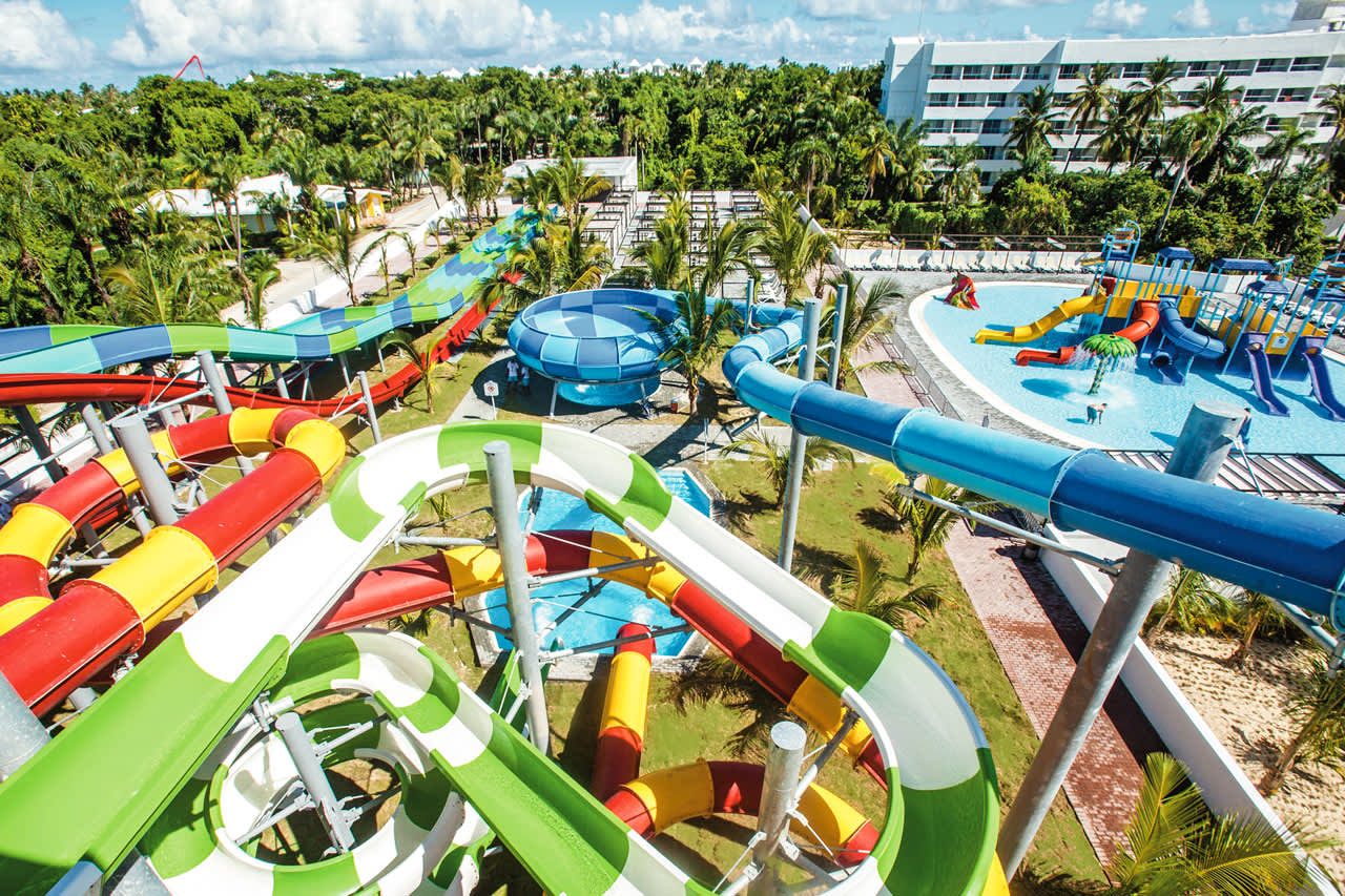 På Punta Cana Riu Resort ligger badelandet Water Splash World med seks vannsklier