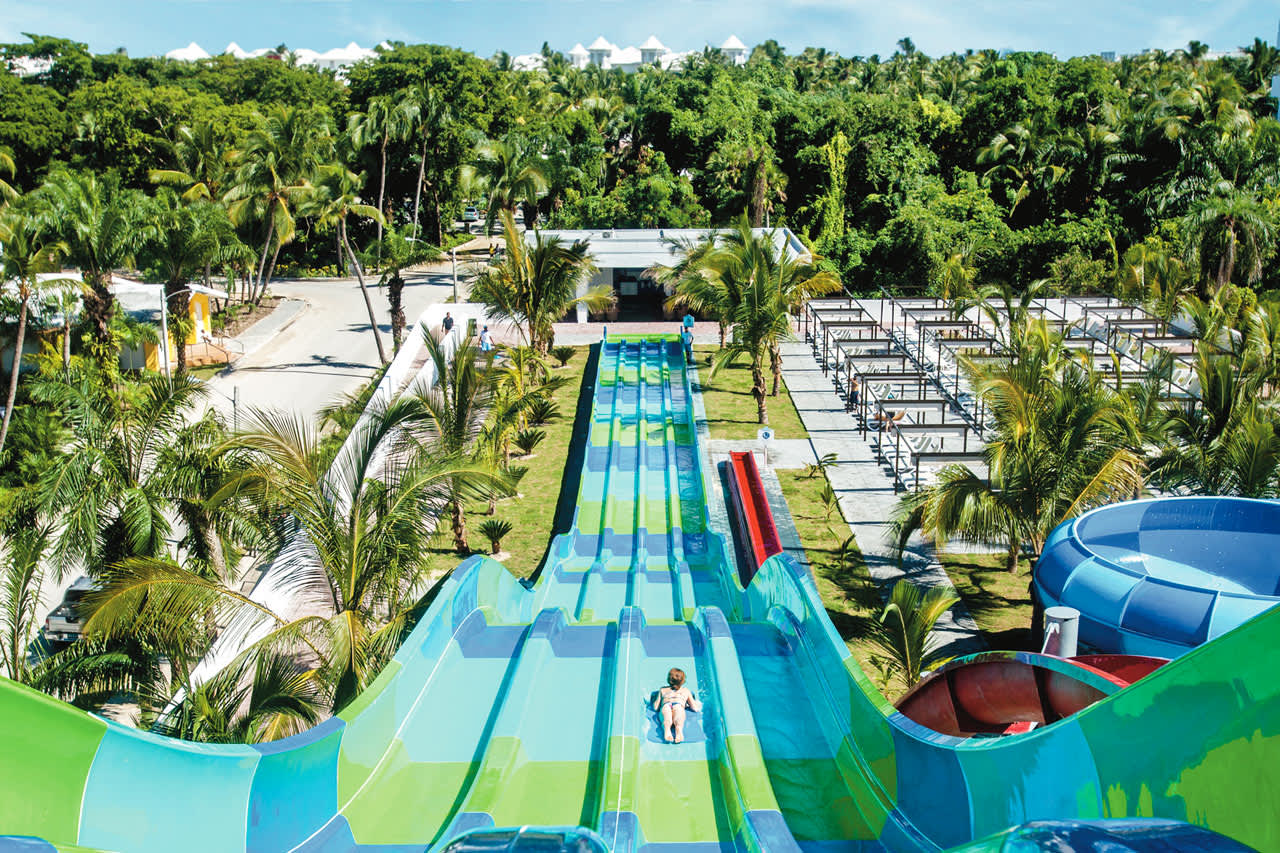 På Punta Cana Riu Resort ligger badelandet Water Splash World med seks vannsklier