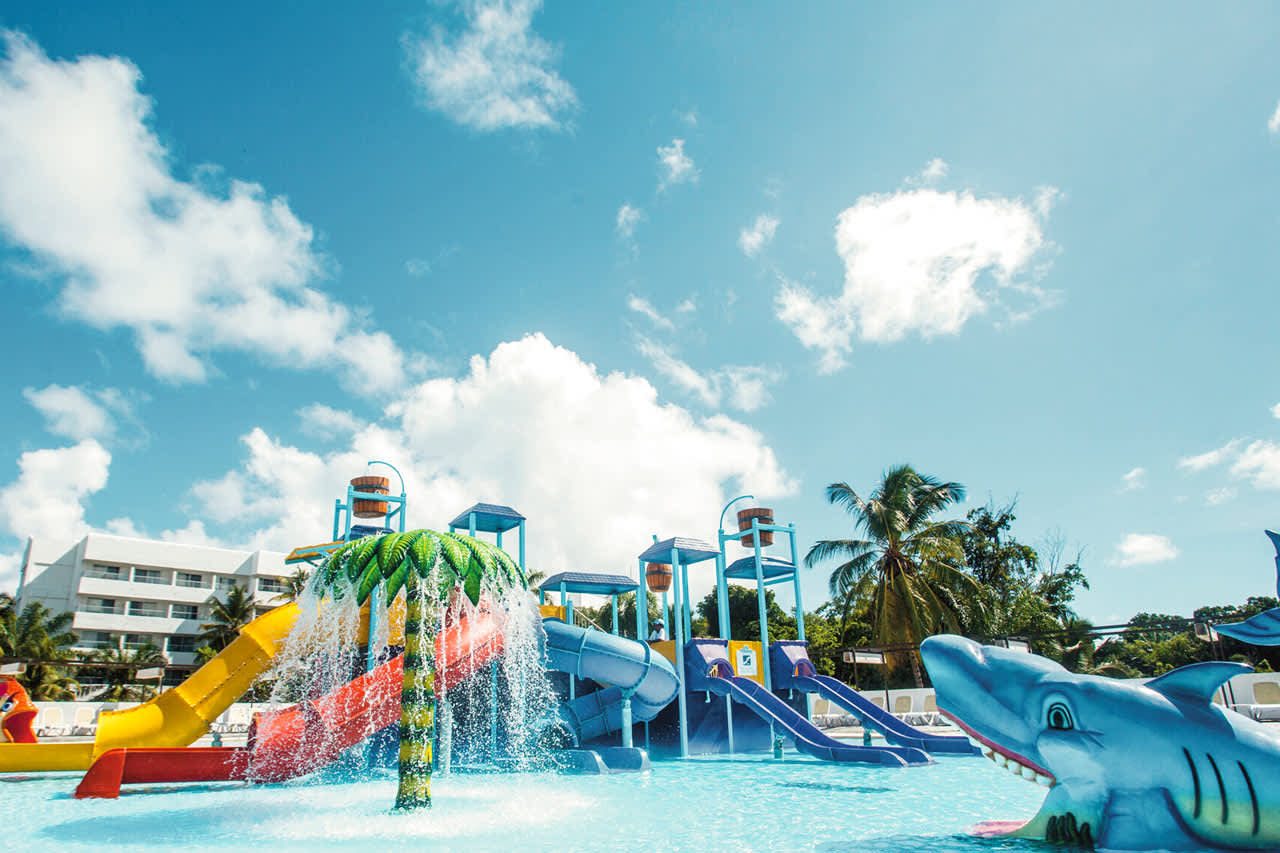 Badelandet Water Splash World med seks vannsklier på Punta Cana Riu Resort