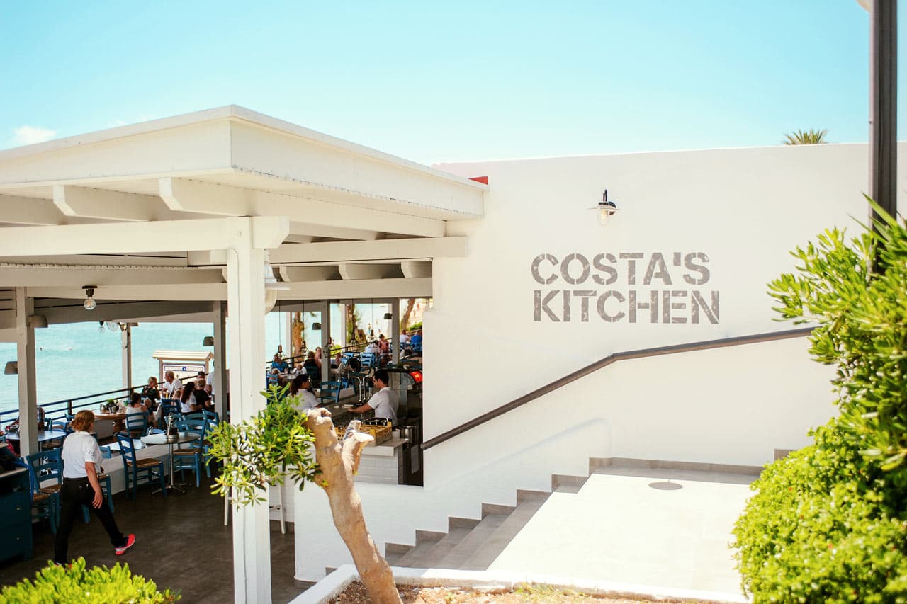 Costa's Kitchen serverer både lokale retter og Sunwing-favoritter som pizza og hamburgere