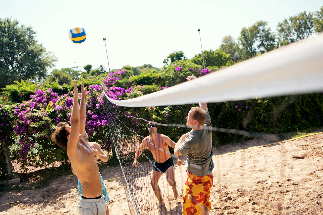 Spill volleyball i ferien på Sunwing Kallithea Beach