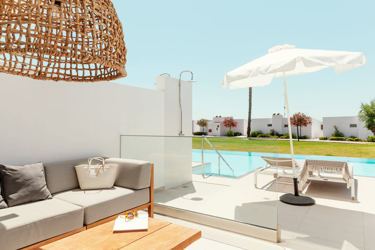 1-romsleilighet Royal Pool Suite, stor terrasse med direkte utgang til delt basseng, Ariadne