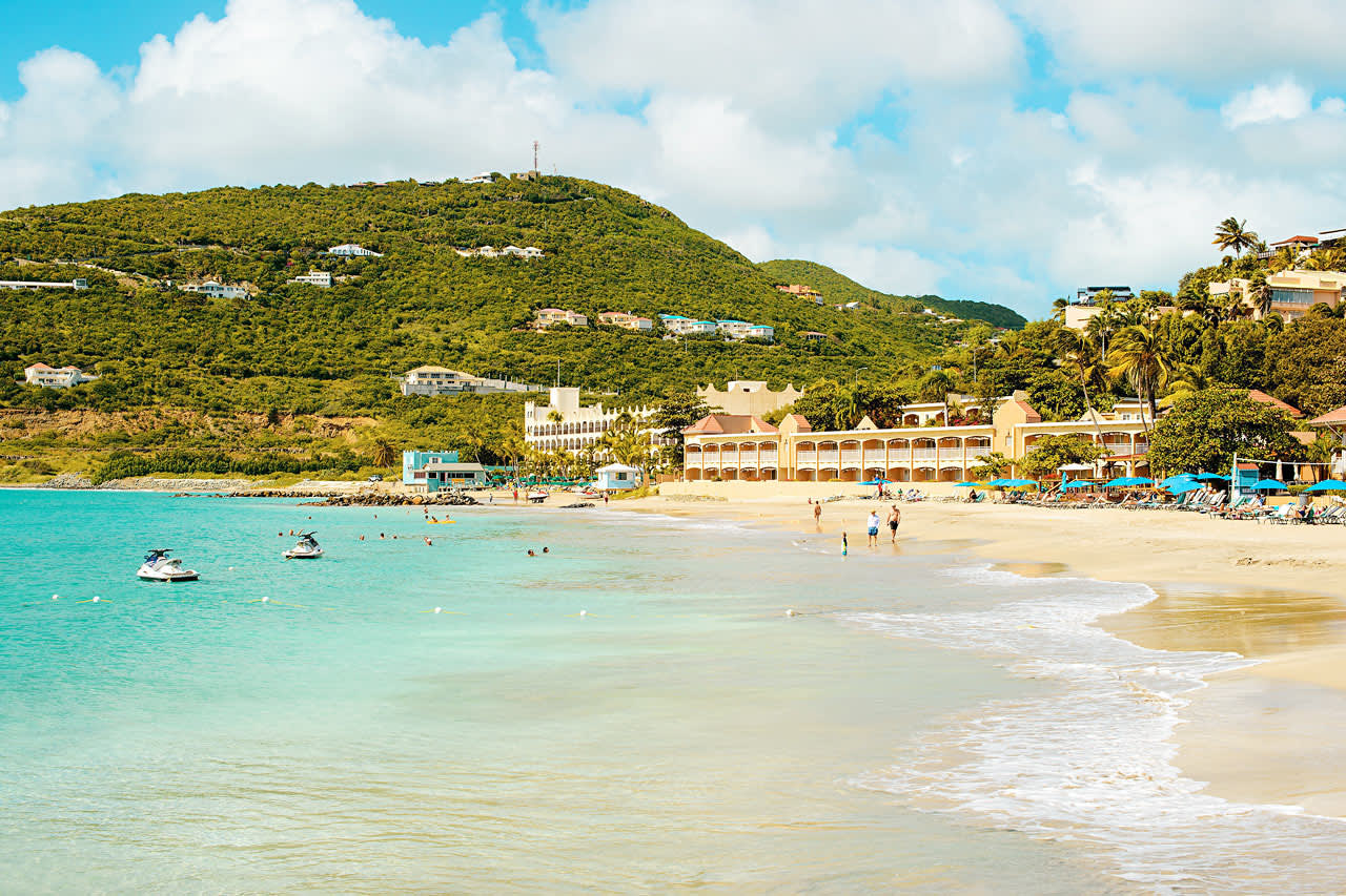 Divi Little Bay Beach Resort ligger på en odde rett ved stranden